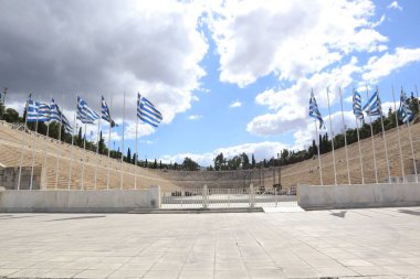 Olimpiyatların yapıldığı stadyumun önünde dururken,