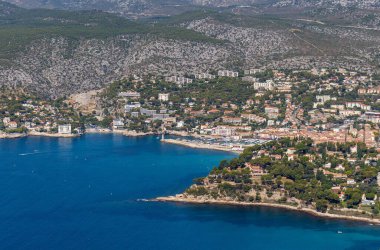 Fransa 'da küçük bir Akdeniz köyü olan Cassis uzaktan görülüyor..