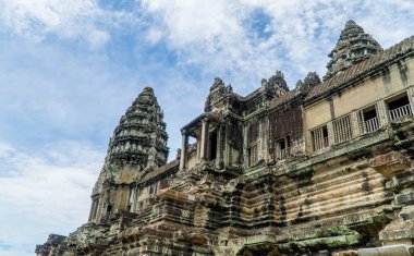 Budizm Angkor Wat 'ın alçak açılı dış görünüşü Siem Reap, Kamboçya' da mavi gökyüzü ile