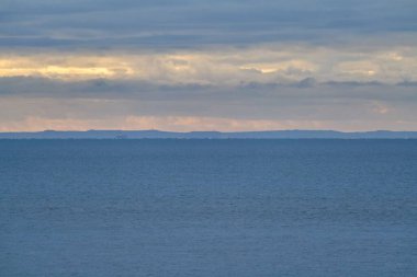 Fransa yakınlarında, Ramsgate 'deki Doğu Kayalıkları' ndan seyredilen güzel, mavi bir günbatımı gökyüzü.