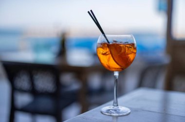 Ferahlatıcı bir Aperol Spritz kokteylinin yakın plan çekimi.