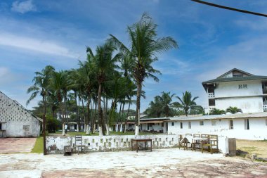 Atlantik Okyanusu 'nun önünde bir Afrika restoranı ve oteli