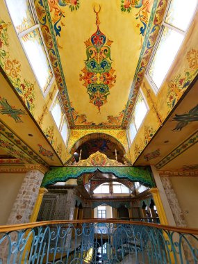 Parlak renklerle güzel bir binanın iç kısmının dikey görüntüsü. Tunus, Kuzey Afrika.