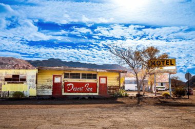 Beatty, Nevada, ABD 'de mavi gökyüzünün altında bir yol kenarı oteli.