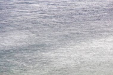 Sakin suyun yüzeyi.