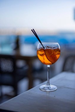 Serinletici bir Aperol Spritz kokteylinin dikey çekimi.