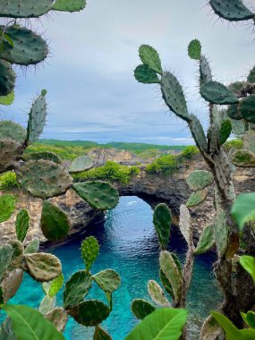 Nusa Penida, Bali 'deki Kırık Plaj