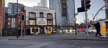 İngiliz Koruması Manchester 'ın sokak arabalı eski bar binasının panoramik ön çekimi.