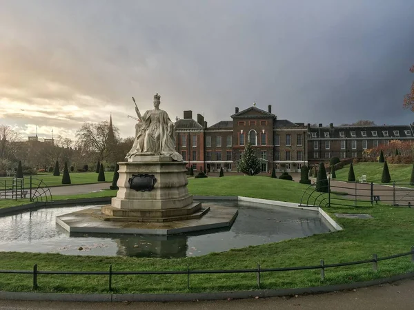 Primer Plano Una Estatua Reina Victoria Frente Palacio Kensington Con — Foto de Stock