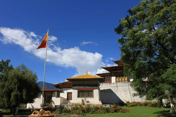 在阳光灿烂的日子 不丹的国旗在普拿卡宗宫飘扬 — 图库照片