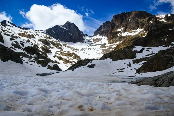 Piękne Wielkie Śnieżne Góry Słoneczny Dzień Przeciwko Jasnemu Błękitnemu Niebu — Zdjęcie stockowe
