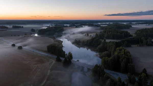 Een Luchtfoto Van Een Rechte Landweg Uitgestrekte Landbouwgrond Rustige Rivier — Stockfoto