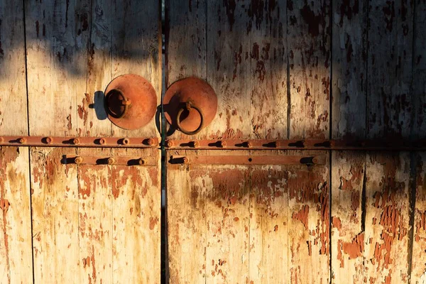 Una Vieja Puerta Madera Con Anillos Oxidados Metálicos Día Soleado —  Fotos de Stock