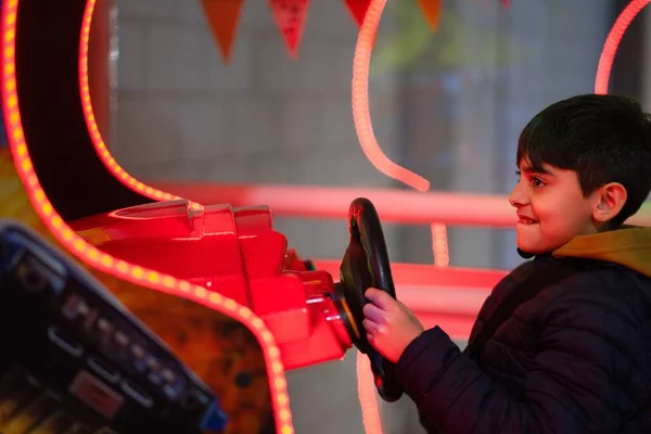Egy Kaukázusi Gyerek Arcade Videojátékot Játszik — Stock Fotó