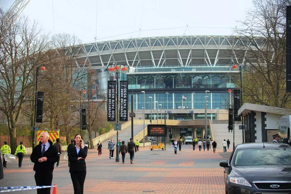 Люди Идущие Возле Стадиона Уэмбли Лондон Англия Великобритания — стоковое фото