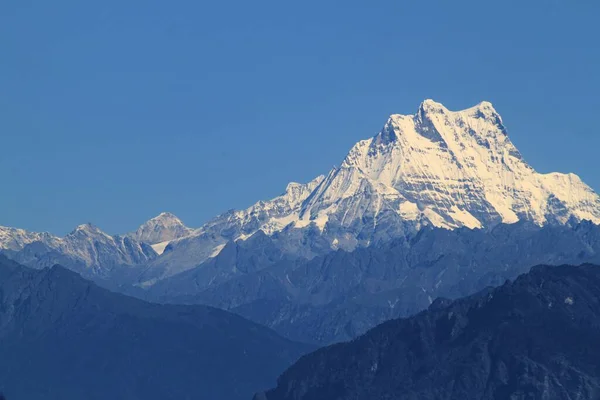 Μια Όμορφη Λήψη Των Βουνών Του Μπουτάν Ενάντια Έναν Γαλάζιο — Φωτογραφία Αρχείου