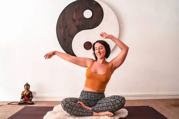 Ung Vältränad Kvinna Som Gör Yoga Matta Hemma Nära Yin — Stockfoto