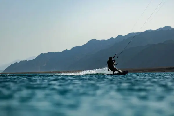 Una Hermosa Foto Kitesurfista Deslizándose Sobre Agua Laguna —  Fotos de Stock