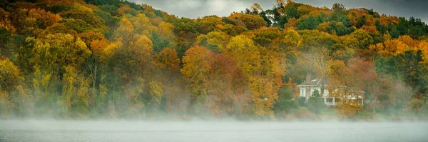 Una Vista Fascinante Colorida Escena Otoñal Bosque Capturado Desde Lago — Foto de Stock