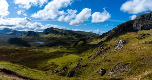 スコットランドのクイス レーニングにある岩だらけの山の風景の空中写真 — ストック写真
