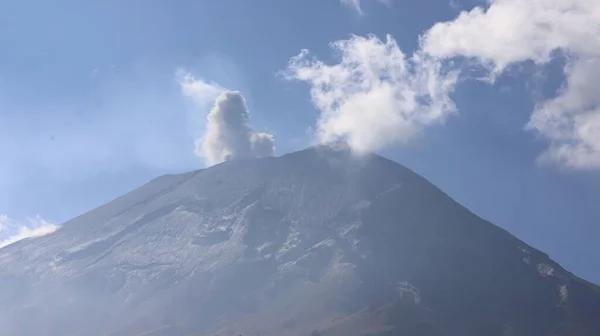 Mexicos Popocatepetl Volcano Smoke — Stock Photo, Image