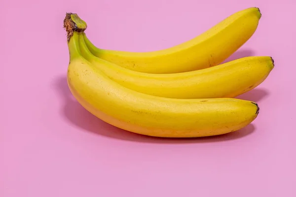 Nærbilde Lys Gul Bananhånd Dens Skygge Rosa Bakgrunn – stockfoto