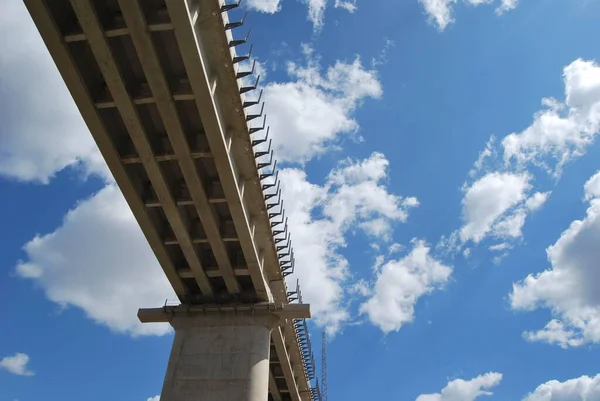 Una Toma Bajo Ángulo Puente Que Construye Una Zona Residencial — Foto de Stock