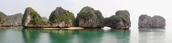 Plano Panorámico Las Rocas Reflejadas Agua Bahía Halong Vietnam — Foto de Stock