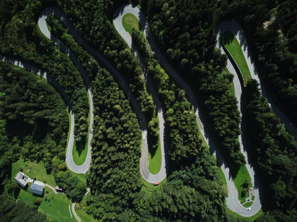 在奥地利 一条由树木环绕的弯弯曲曲的道路上俯瞰着美丽的顶部风景 — 图库照片