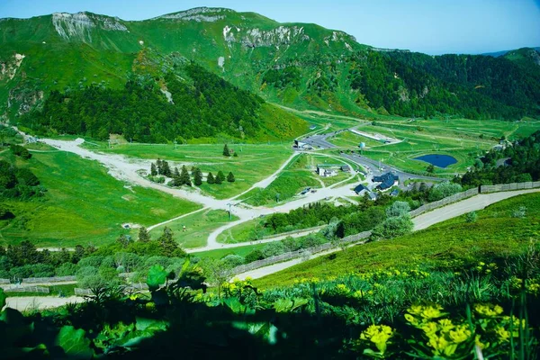 Uma Estrada Rural Sinuosa Cercada Por Montanhas Verdes Dia Ensolarado — Fotografia de Stock