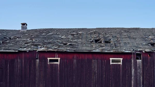 Tiro Alto Ângulo Telhado Destruído Velho Edifício Céu Azul — Fotografia de Stock