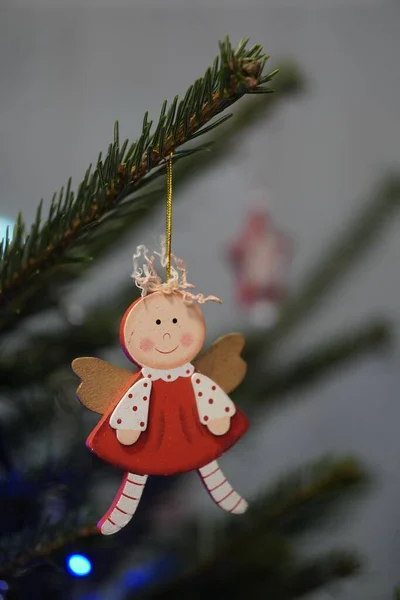 Eine Vertikale Aufnahme Eines Engelsspielzeugs Das Weihnachtsbaum Hängt — Stockfoto