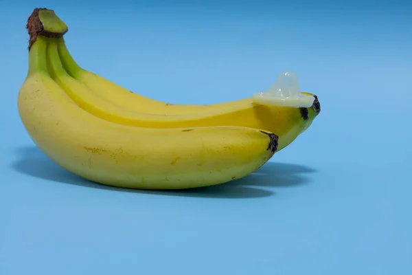 Kondom Banánu Modrým Pozadím Koncept Bezpečného Pohlavního Styku — Stock fotografie