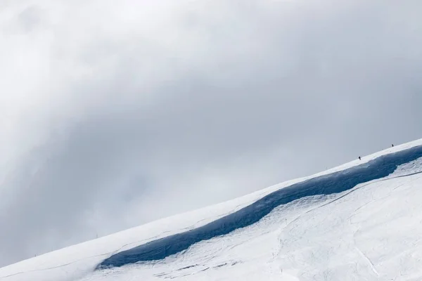 Een Prachtig Uitzicht Een Besneeuwde Berg Tegen Bewolkte Lucht — Stockfoto