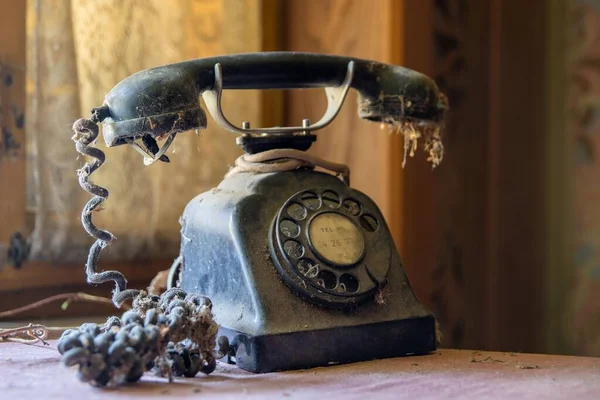 Teléfono Vintage Polvoriento Sobre Mesa —  Fotos de Stock