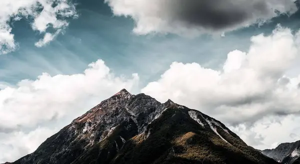 Stenig Bergstopp Mot Bakgrunden Den Grumliga Blå Himlen Nya Zeeland — Stockfoto