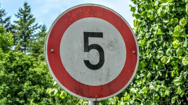 速度制限道路での警告標識1時間あたり5キロ — ストック写真