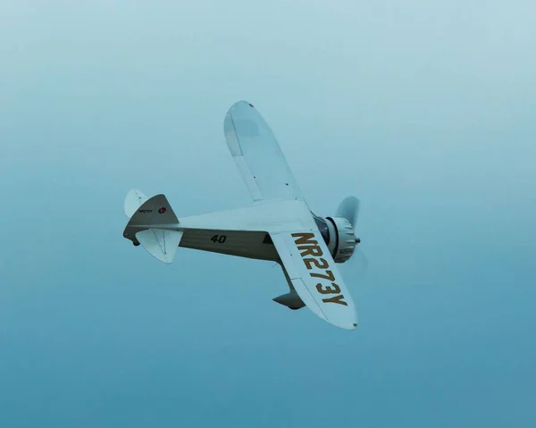 霧の日の航空ショーでマリガンさんが頭上を飛ぶ — ストック写真