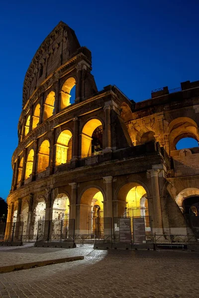 Eine Vertikale Aufnahme Des Beleuchteten Kolosseums Bei Nacht Rom Italien — Stockfoto