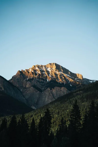 Açık Mavi Arkaplanı Olan Güzel Bir Dağ Manzarası — Stok fotoğraf