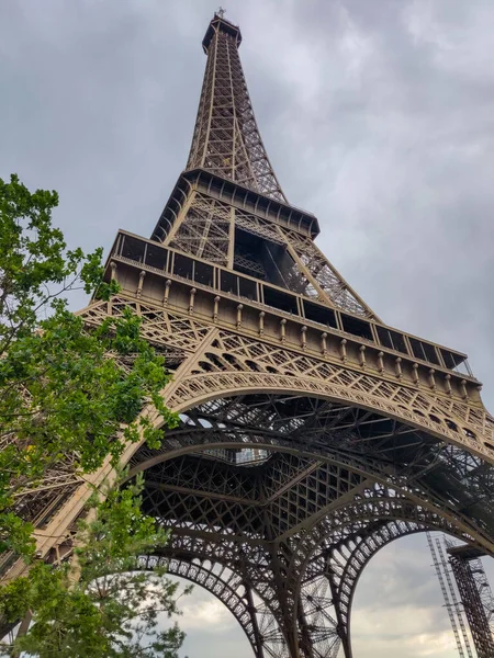 Alacsony Látószögű Kilátás Eiffel Toronyra Viharos Égbolttal Szemben — Stock Fotó