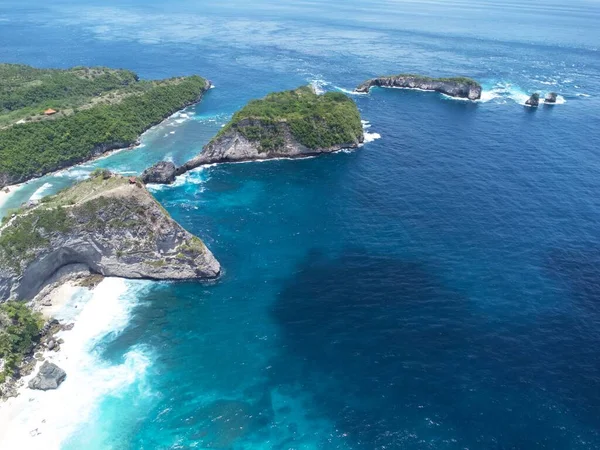 Vue Aérienne Une Île Couverte Arbres Entourée Une Mer Cristalline — Photo