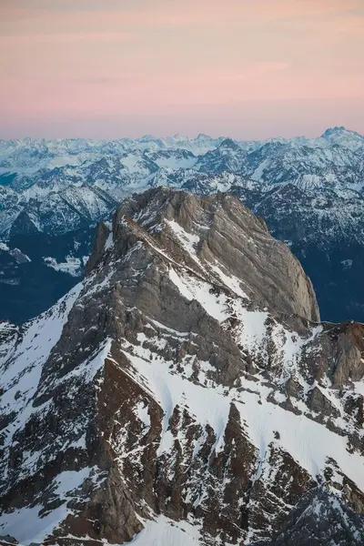 Tiro Vertical Dos Alpes Suíços Bela Faixa Neve — Fotografia de Stock