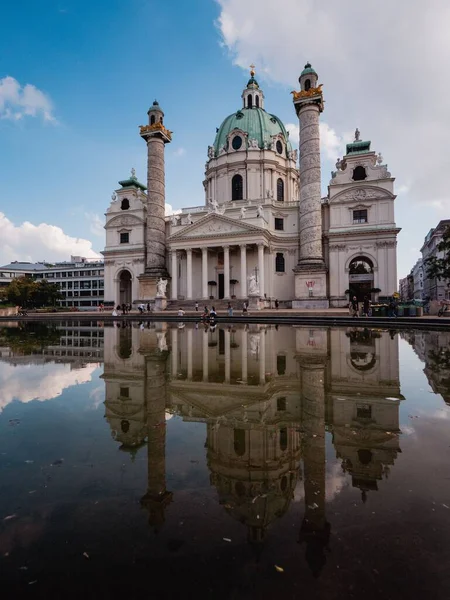 奥地利维也纳Karlsplatz市靠近水的Karlskirche教堂的垂直截图 — 图库照片