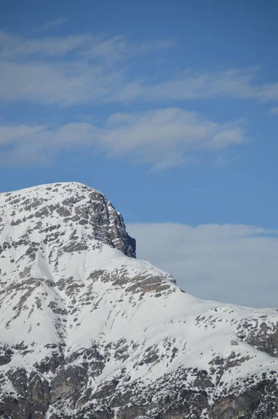 Talya Nın Livigno Kentindeki Karlı Bir Dağın Zirvesinin Dikey Görüntüsü — Stok fotoğraf