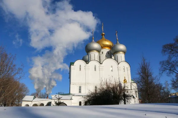 Novodevichy Klášter Pozadí Modré Oblačné Oblohy Moskvě Rusko Zimě — Stock fotografie