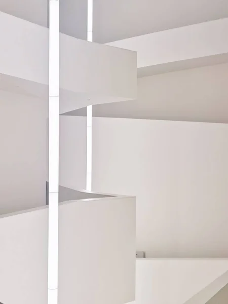 Eine Vertikale Aufnahme Des Modernen Weißen Innenraums Des Huamao Museum — Stockfoto