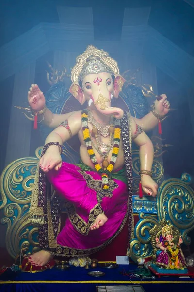 ガネーシャの偶像はムンバイのマンダルでガネーシュ チャトゥティのために垂直ショットで崇拝されている — ストック写真
