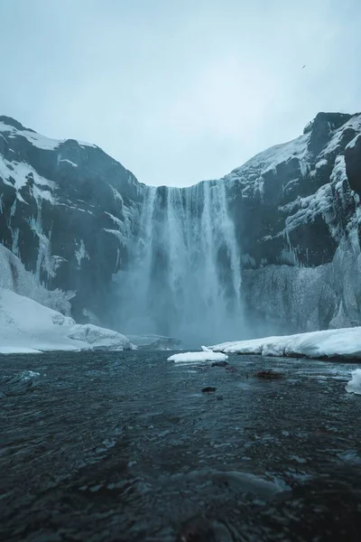 Вертикальный Снимок Водопада Скогафосс Ясном Фоне Неба Исландии — стоковое фото