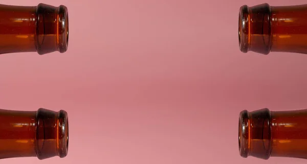 Четыре Коричневые Бутылки Розовом Фоне Копировальным Местом — стоковое фото